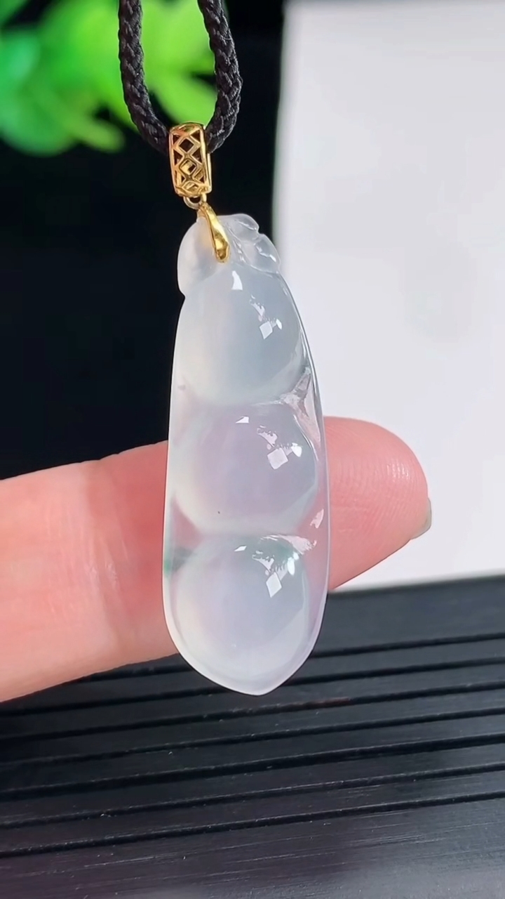 天然A货翡翠种飘花福豆吊坠，尺寸30.6-10-5.3重量:2.82g
4月25日