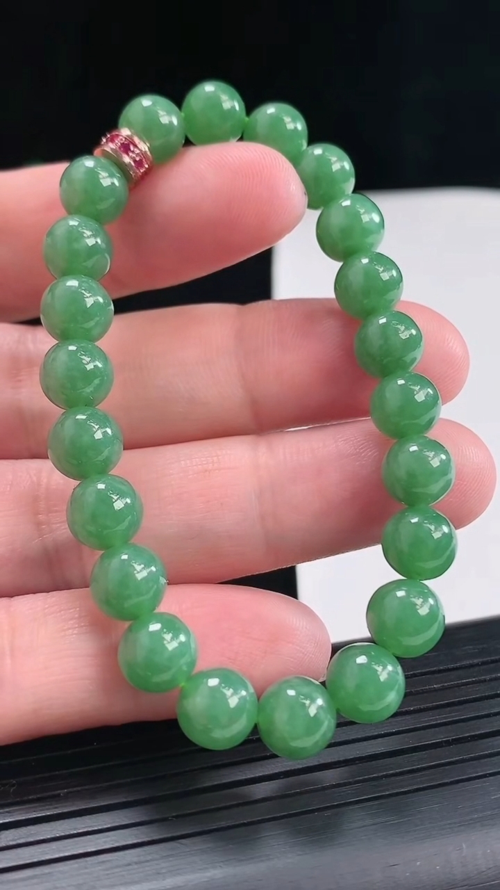 天然A货翡翠圆珠手串，尺寸8-22颗重量:19.74g4月25日
工厂直销收藏佳品,种好水足，色泽均匀，有种有色，上手高大气！