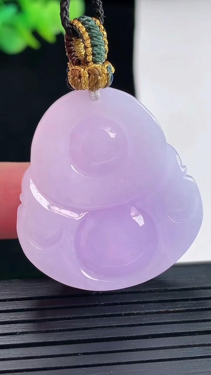 天然A货翡翠春带彩 紫罗兰佛公吊坠，尺寸36-33-12重量:23.65g
4月25日