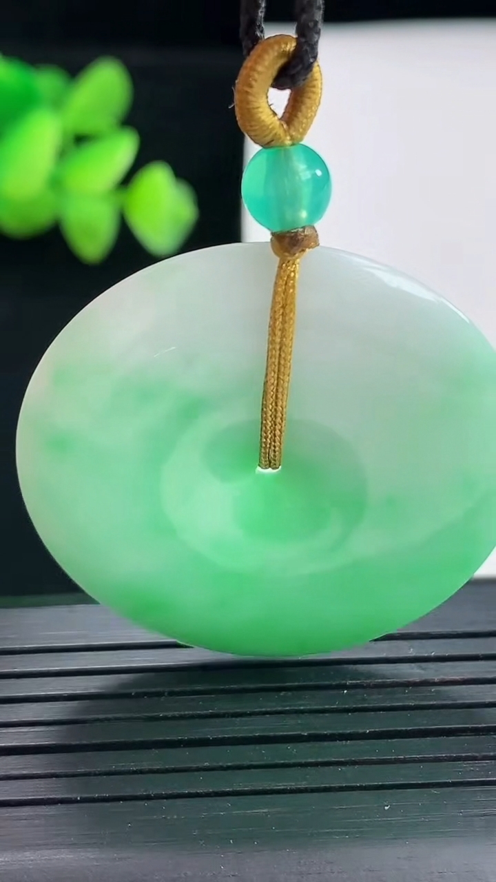 天然A货翡翠平安扣吊坠，尺寸37-5.6重量:16.81g
4月25日