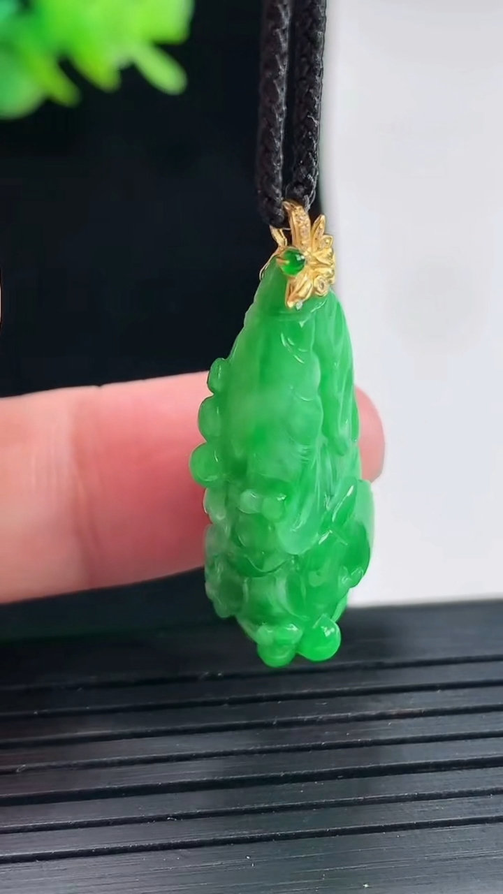 天然A货翡翠白菜吊坠，尺寸28-14-9.5重量:6.50g
4月25日