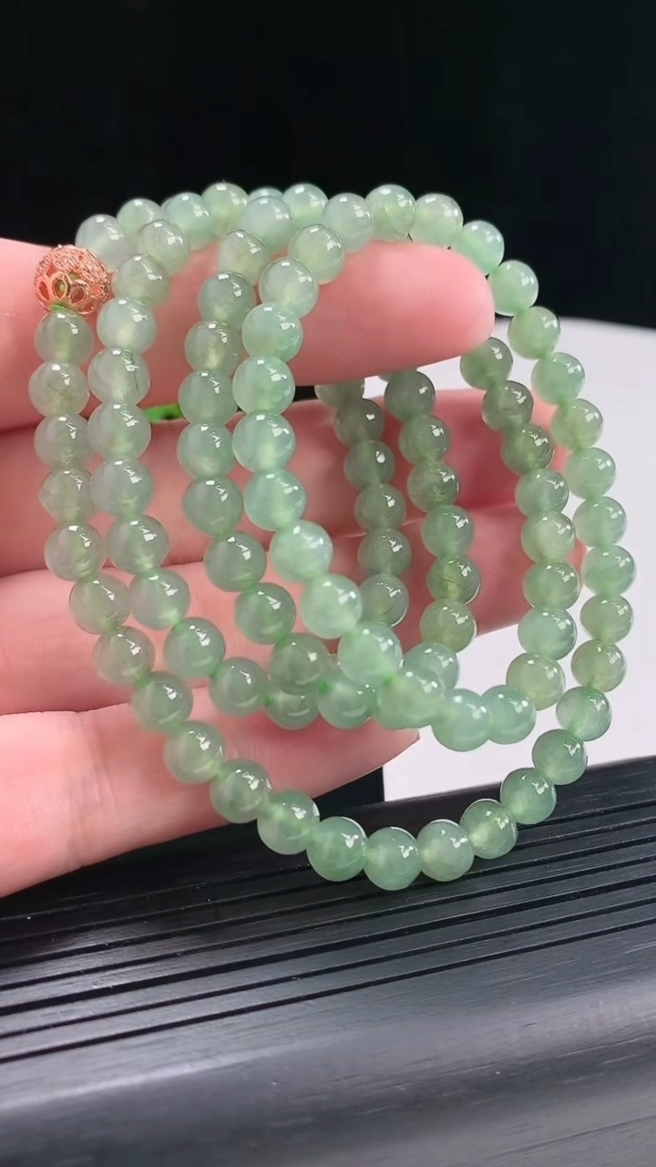 天然A货翡翠圆珠项链，尺寸6-108颗重量:44.23g4月25日
工厂直销收藏佳品,种好水足，色泽均匀，有种有色，上手高大气！