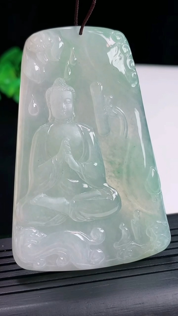 天然A货翡翠大日如来佛吊坠，尺寸67.5-44.5-5.5重量:35.95g
4月25日