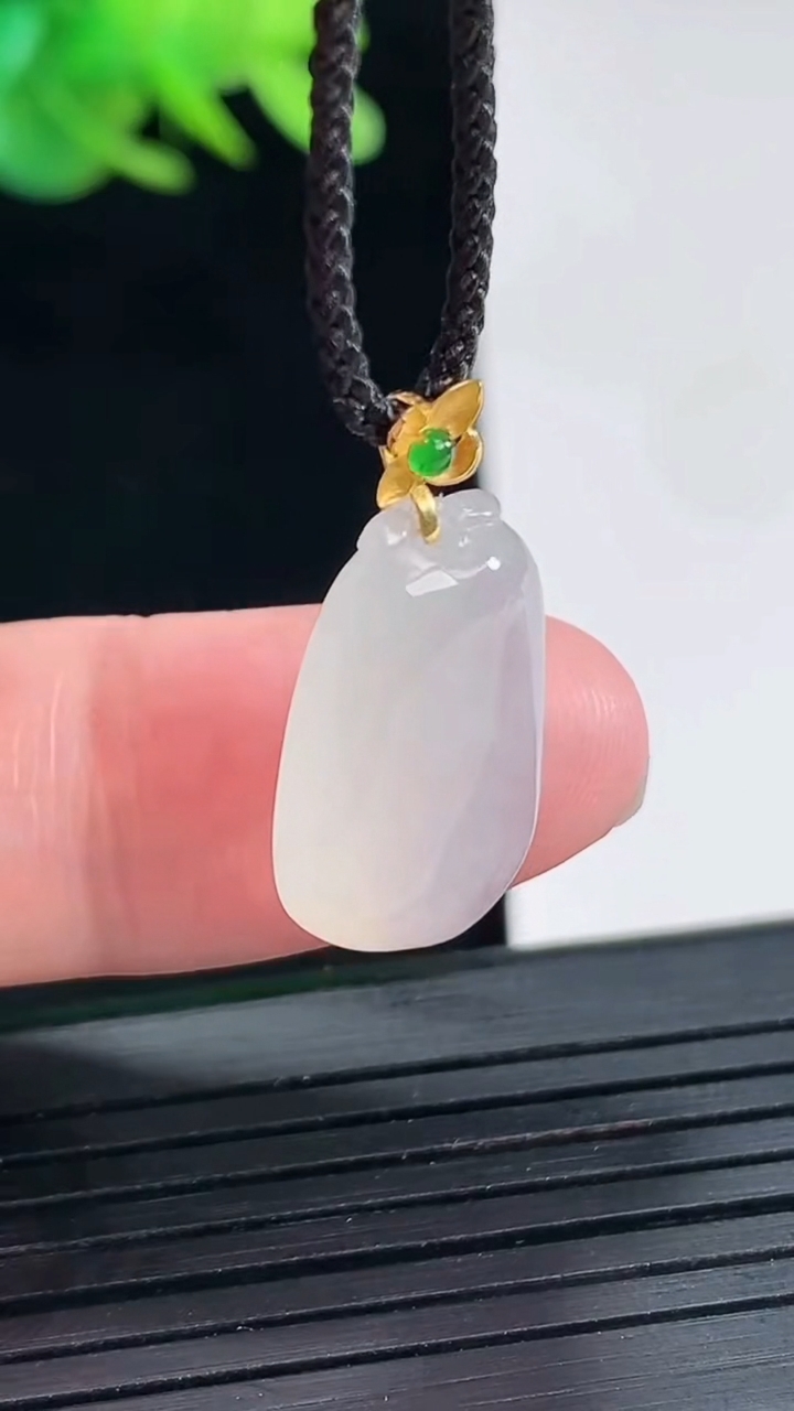 天然A货翡翠种白冰福瓜吊坠，尺寸18.6-13-6重量:3.00g
4月25日