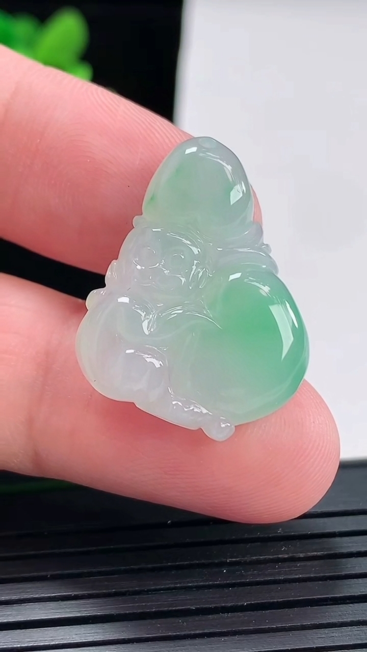 天然A货翡翠寿桃吊坠，尺寸27.5-20.6-4.5重量:4.52g
4月25日