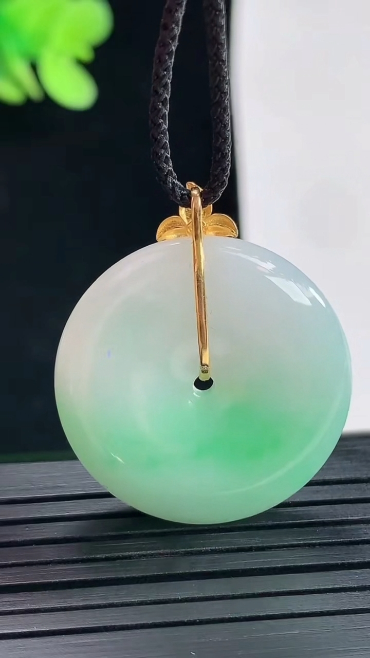 天然A货翡翠平安扣吊坠，尺寸27-5.5重量:9.06g
4月25日