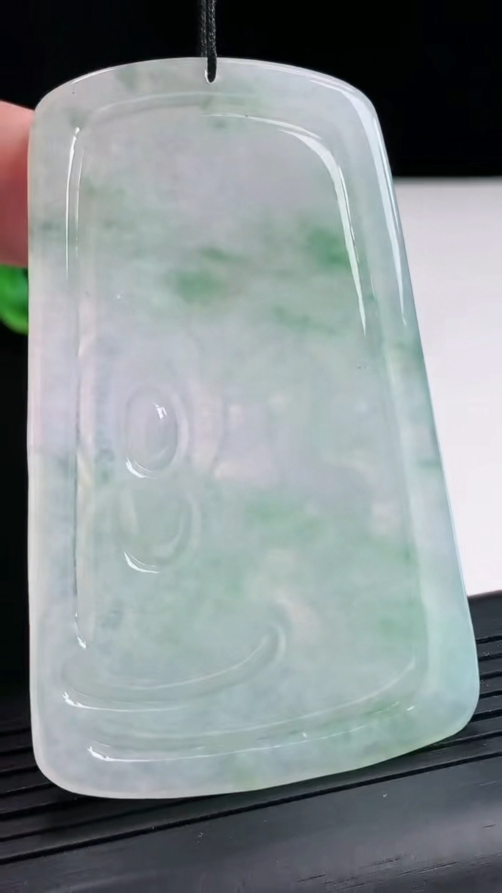 天然A货翡翠山水观音吊坠，尺寸70.5-44.5-4.5重量:34.27g
4月25日