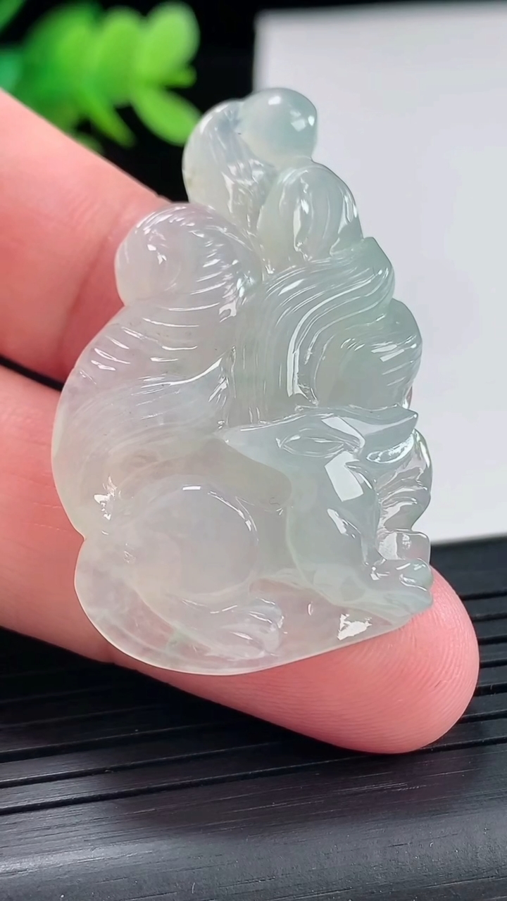 天然A货翡翠九尾狐吊坠，尺寸46.6-28-8.2重量:14.90g
4月25日