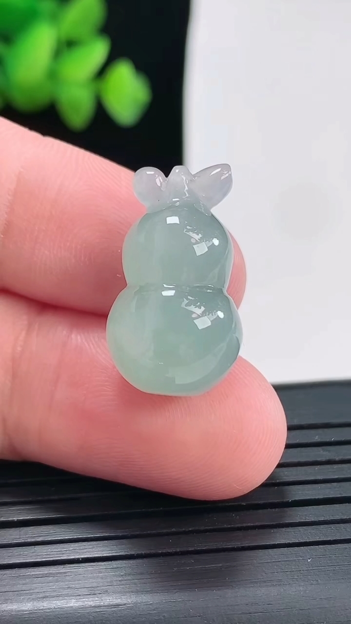 天然A货翡翠葫芦吊坠尺寸22-13-12重量:5.32g
4月25日