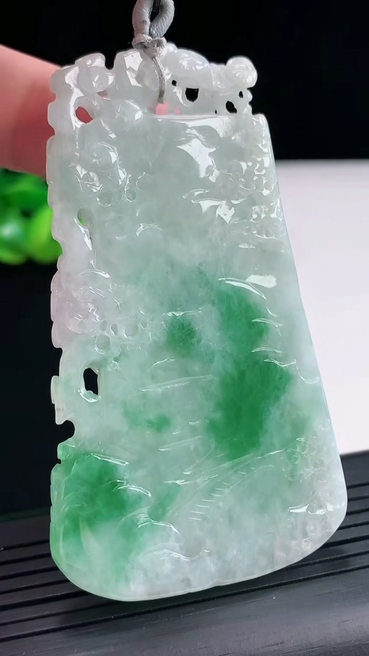 天然A货翡翠山水牌吊坠，尺寸74-42-5重量:35.90g
4月25日