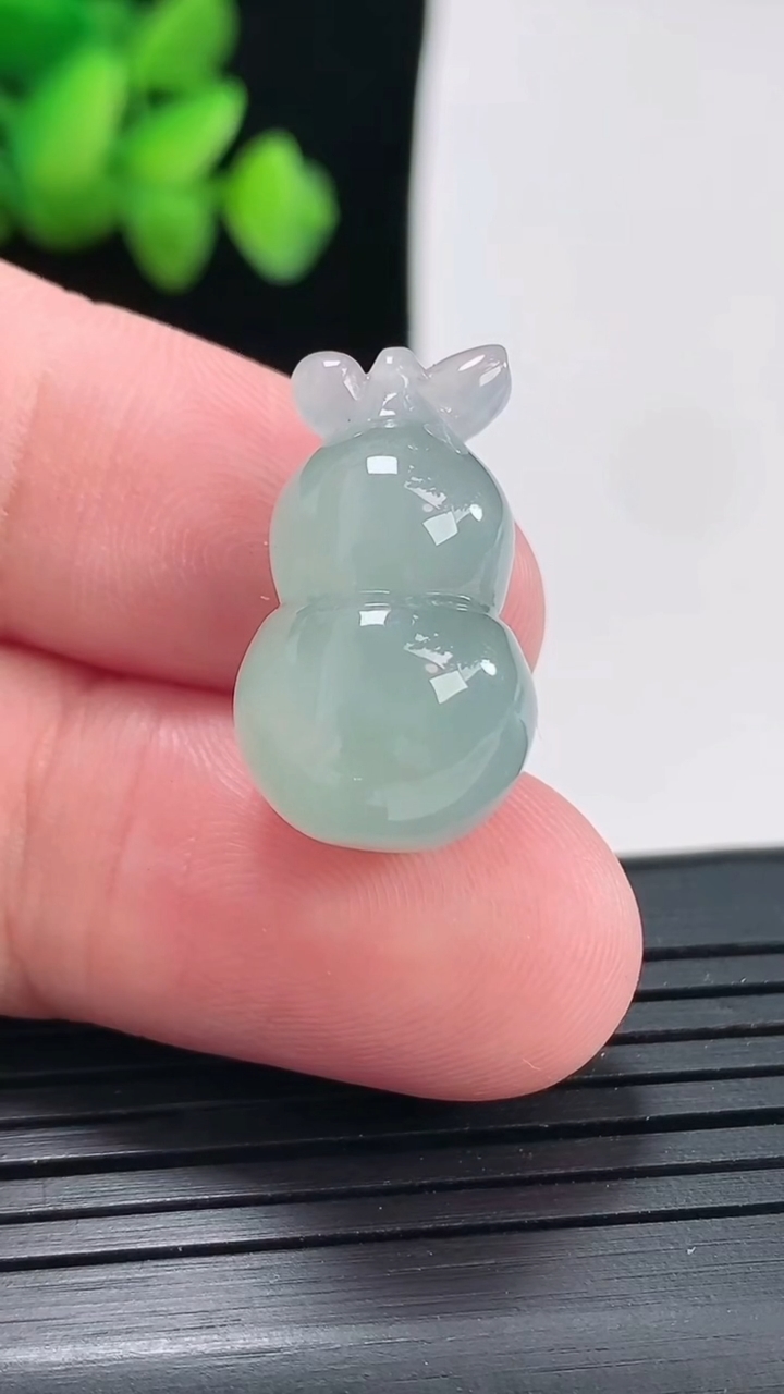 天然A货翡翠葫芦吊坠尺寸22-13-12重量:5.32g
4月25日