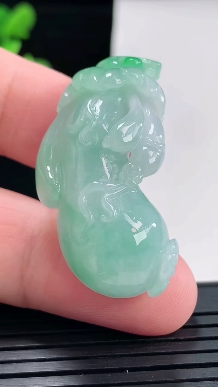 天然A货翡翠福瓜吊坠，尺寸42-16.6-14重量:16.48g
4月25日