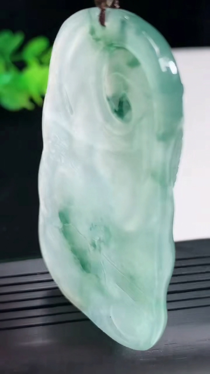 天然A货翡翠种飘花普贤菩萨吊坠，尺寸64-38-5重量:32.47g
4月25日