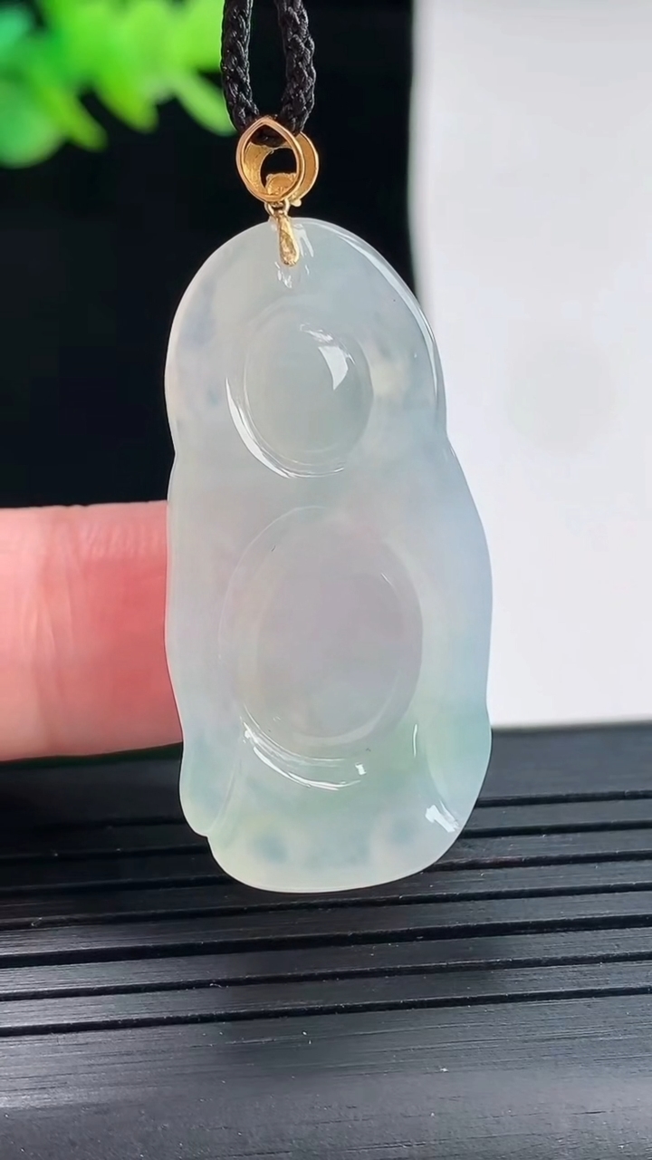 天然A货翡翠财神爷吊坠，尺寸37-18.5-5.8重量:7.39g
4月25日