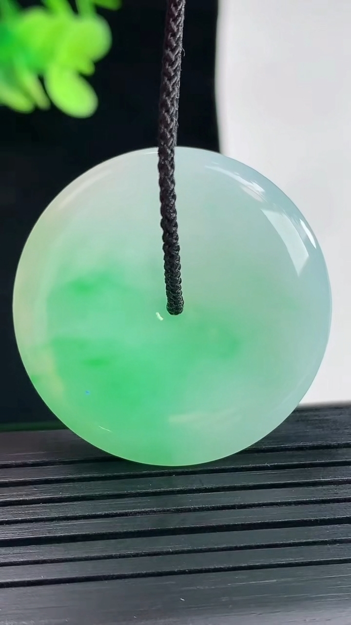 天然A货翡翠平安扣吊坠，尺寸34-5重量:12.94g
4月25日