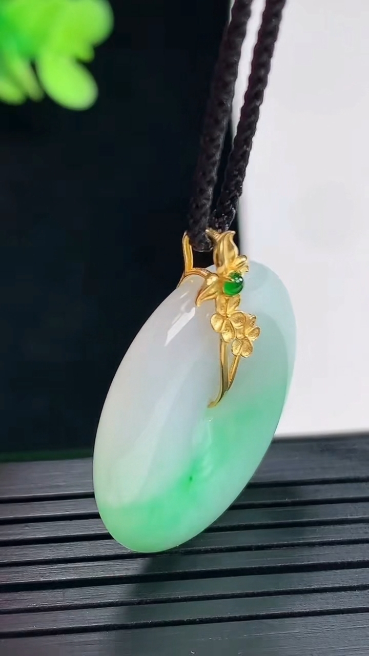 天然A货翡翠平安扣吊坠，尺寸27-5.5重量:9.06g
4月25日