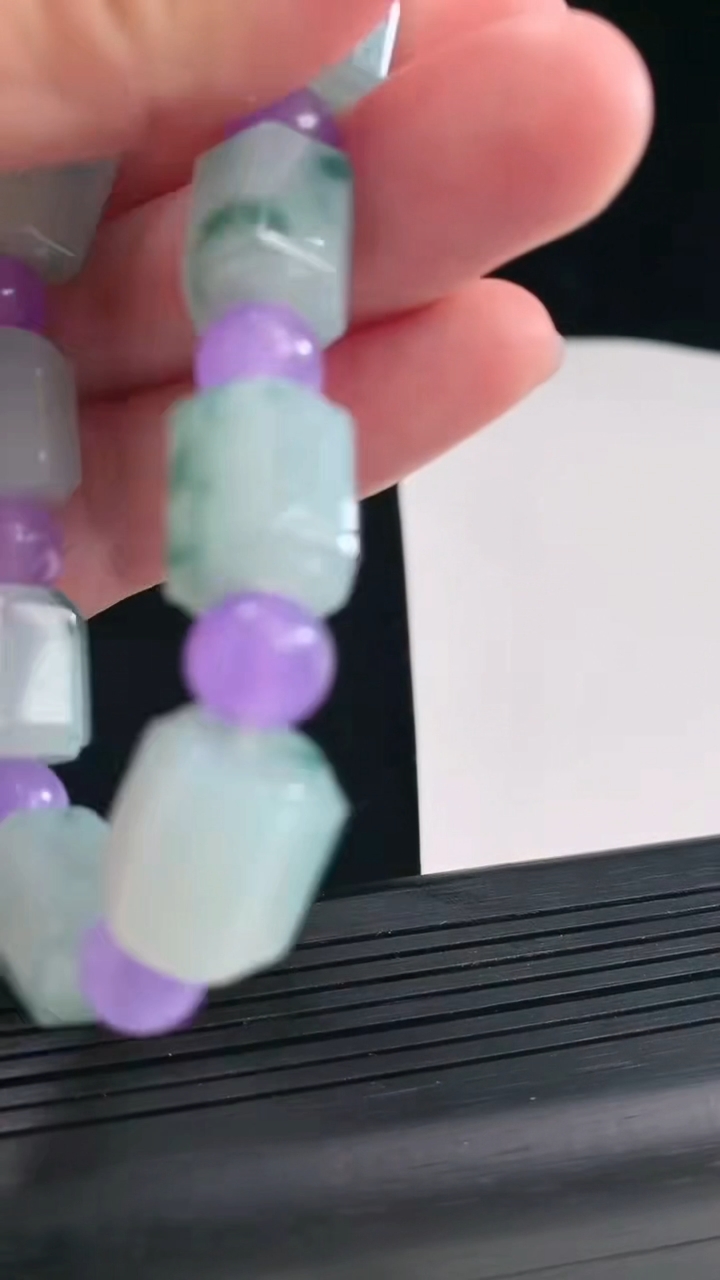 天然A货翡翠飘花路路通手串，尺寸13-11-10颗重量:46.99g4月25日
工厂直销收藏佳品,种好水足，色泽均匀，有种有色，上手高大气！