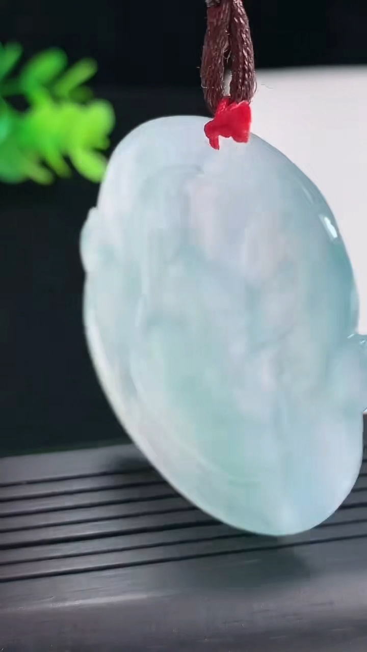 天然A货翡翠种飘花文殊菩萨吊坠，尺寸50-42-5重量:22.85g
4月25日