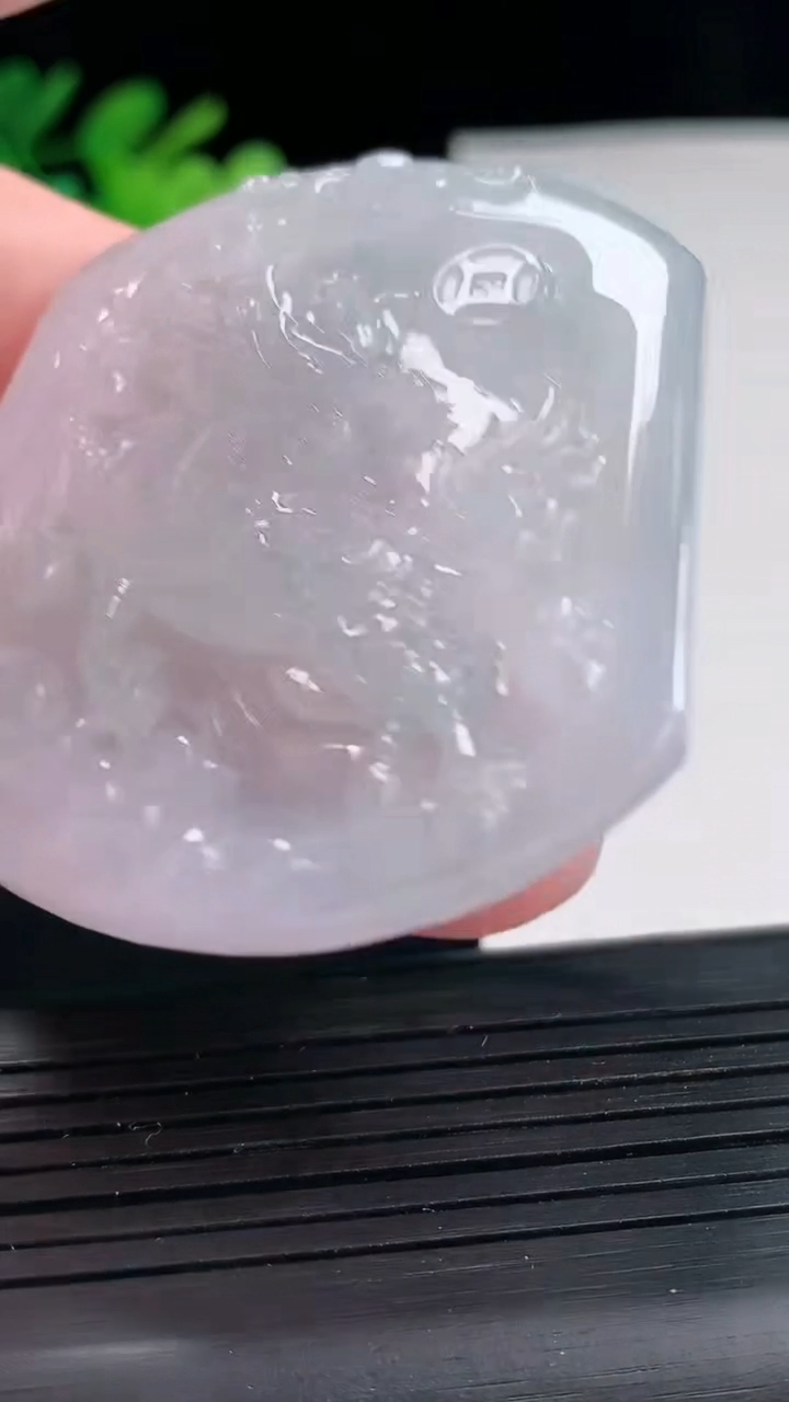 天然A货翡翠麒麟吊坠，尺寸53.6-45-5.5重量:28.19g
4月25日