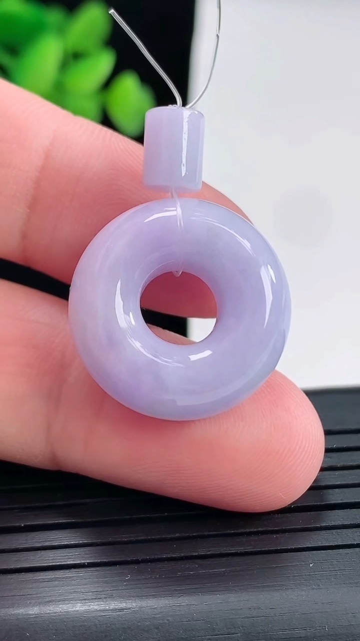 天然A货翡翠紫罗兰平安环吊坠尺寸21.5-9.6重量:8.71g
4月25日