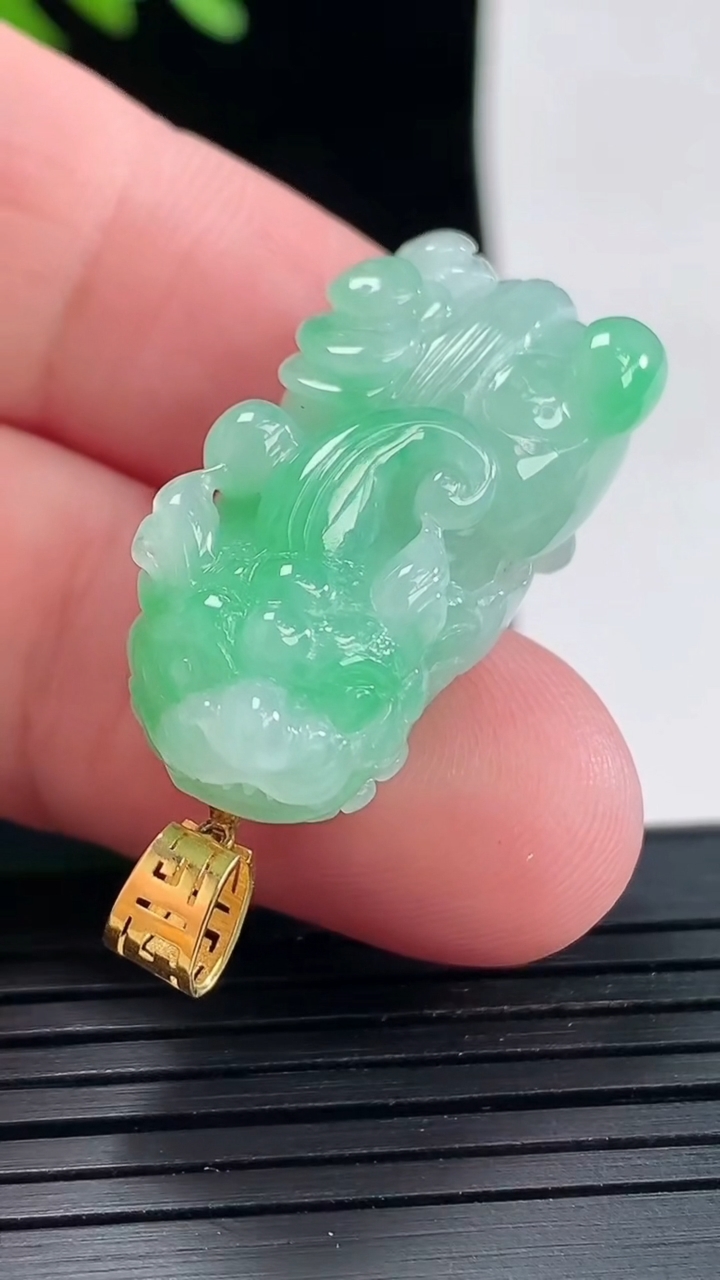 天然A货翡翠貔貅吊坠，尺寸32-14.5-10重量:10.13g
4月25日