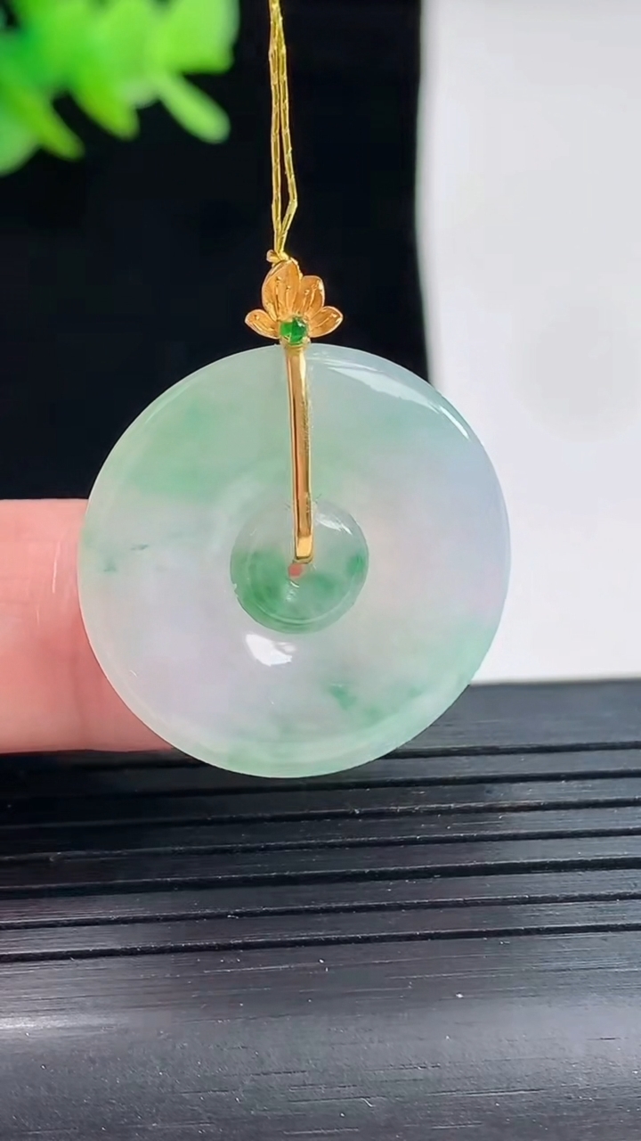 天然A货翡翠子母平安扣吊坠，尺寸24.5-3.6重量:4.83g
4月25日