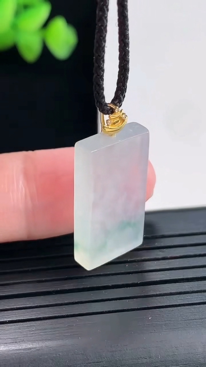 天然A货翡翠冰种18k金飘花无事牌吊坠，尺寸22.5-12-4.2重量:3.83g
4月25日