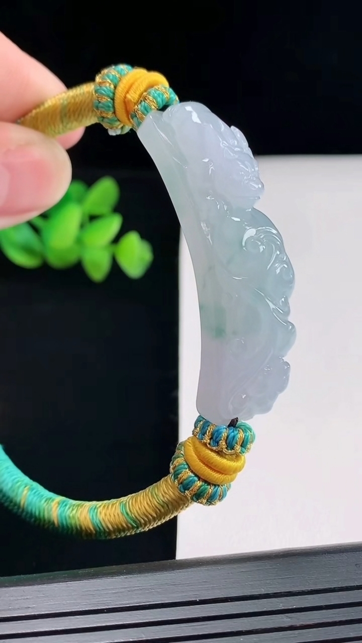 天然A货翡翠冰种飘花貔貅玉手牌，尺寸48-12.5-11.2重量:27.82g
4月25日