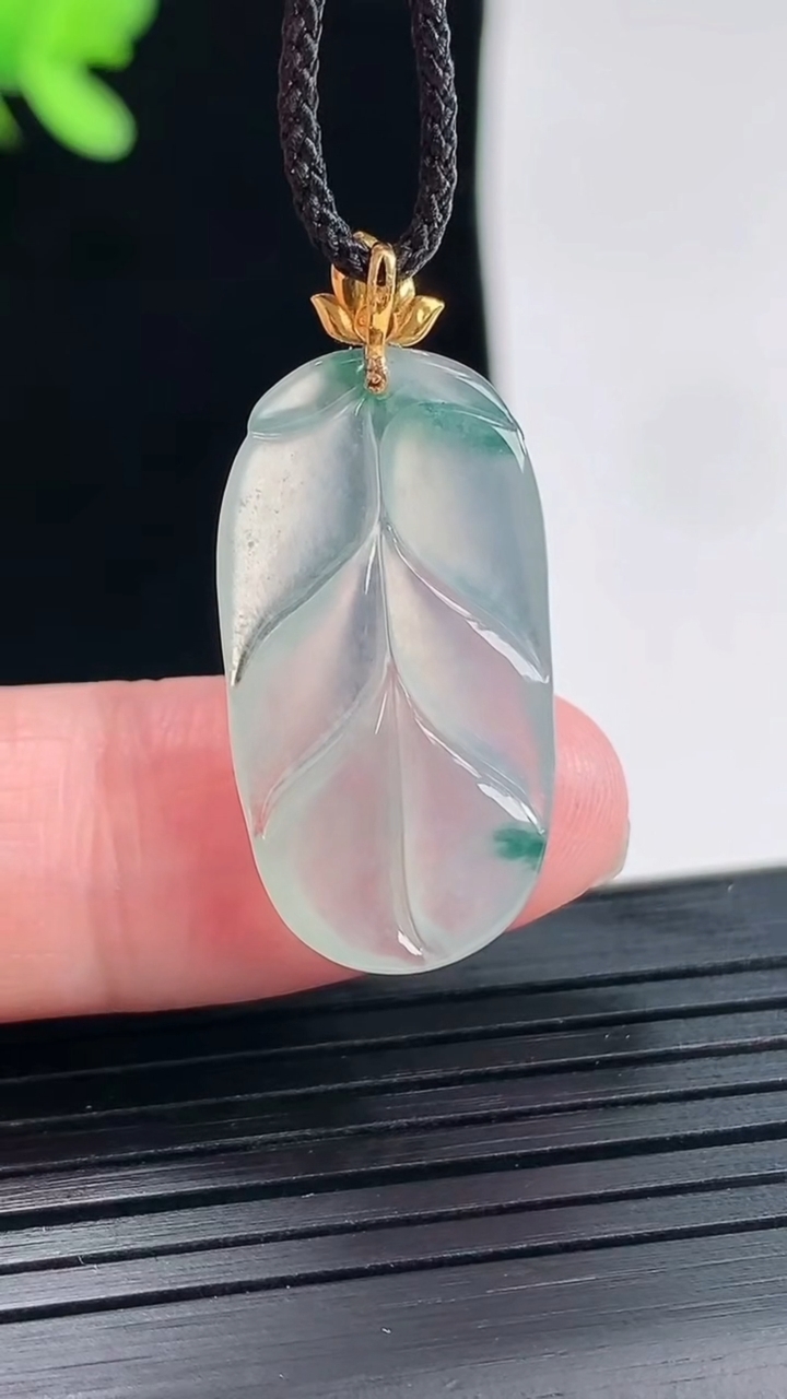 天然A货翡翠种飘花金枝玉叶 叶子吊坠，尺寸24-14-3.2重量:2.49g
4月25日