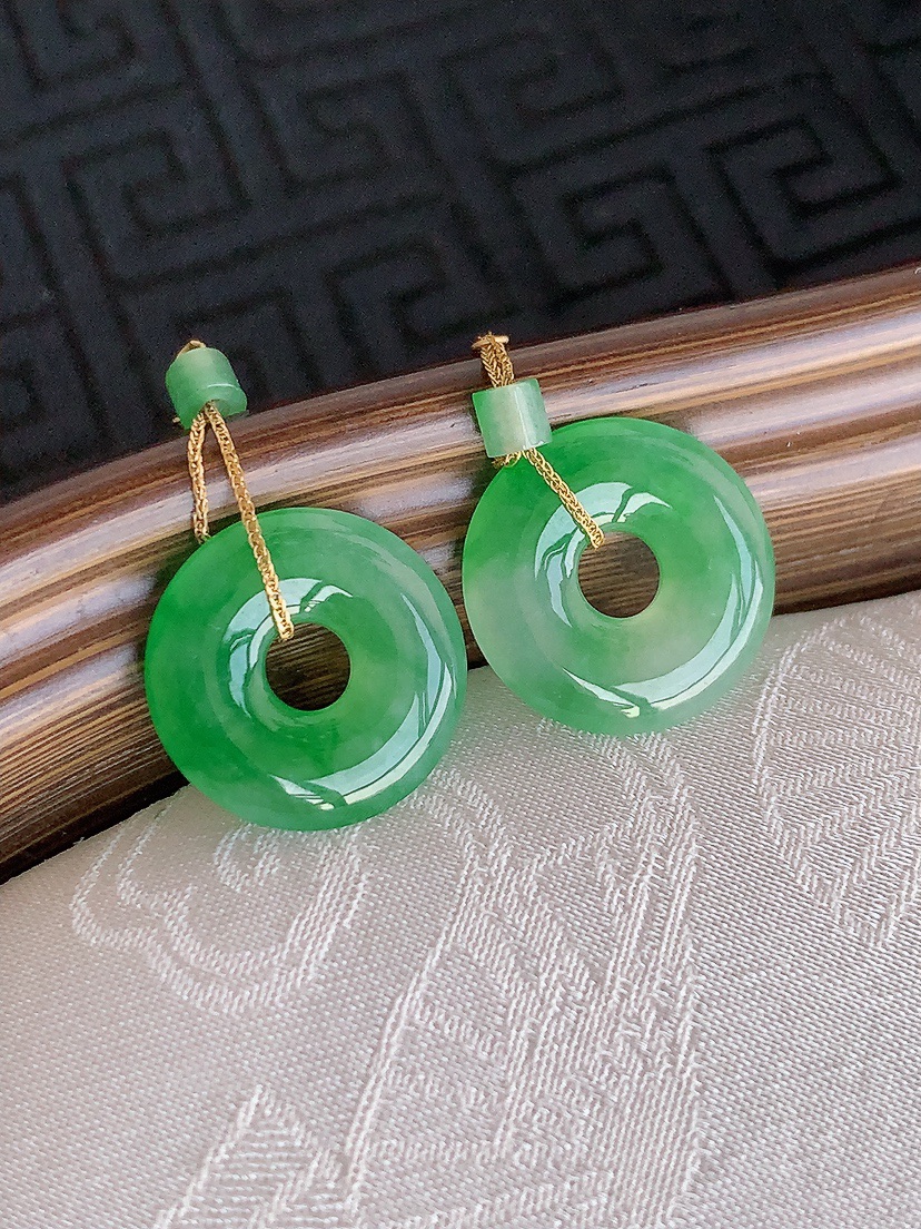 天然A货翡翠18K金镶嵌满绿平安环耳坠 
尺寸14.6-2.3mm 重量2.55g 0425