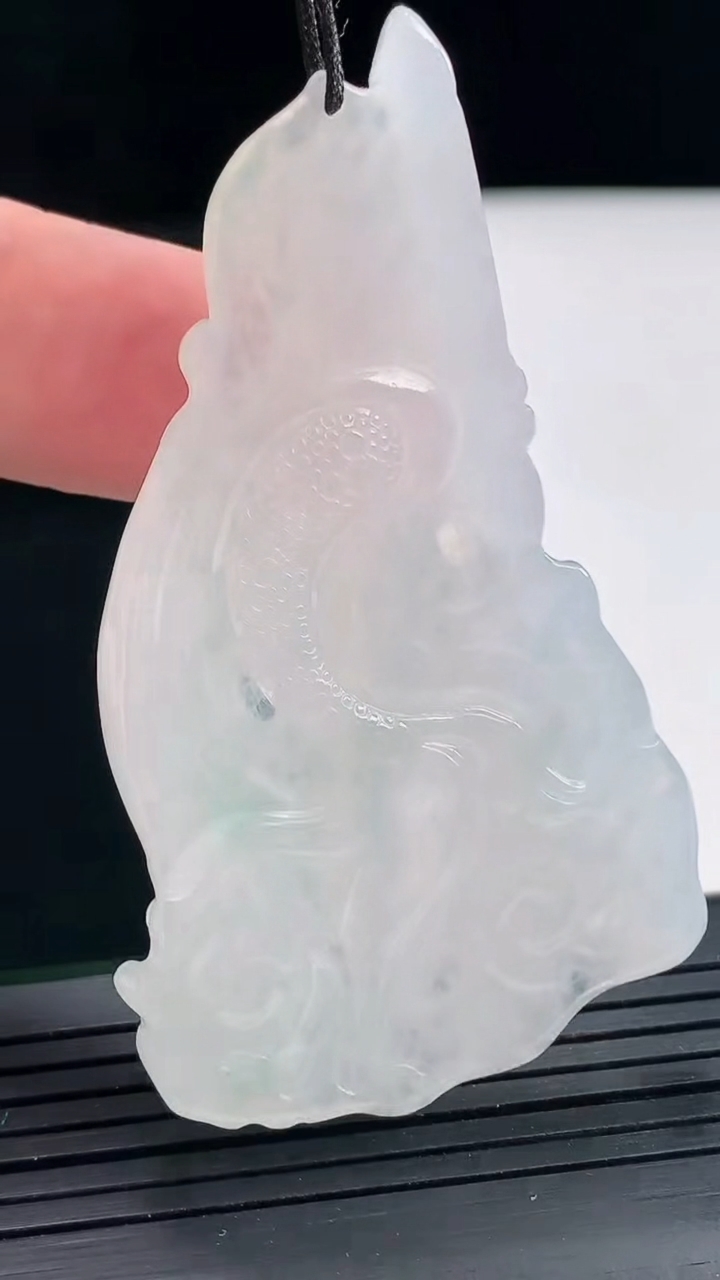 天然A货翡翠御龙不动明王吊坠，尺寸62-36-5.8重量:20.34g
4月25日