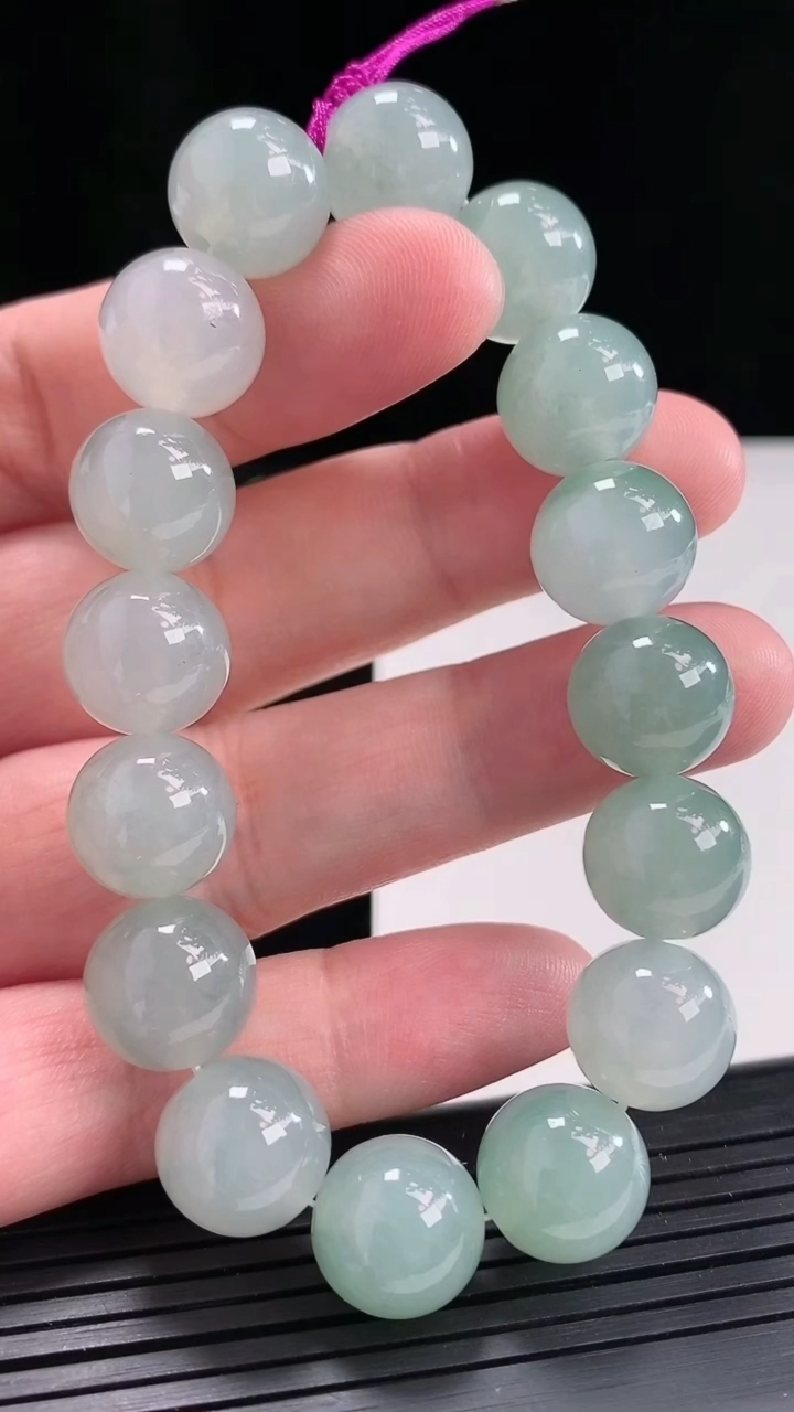 天然A货翡翠飘花圆珠手串，尺寸12.3-16颗重量:55.06g4月25日
工厂直销收藏佳品,种好水