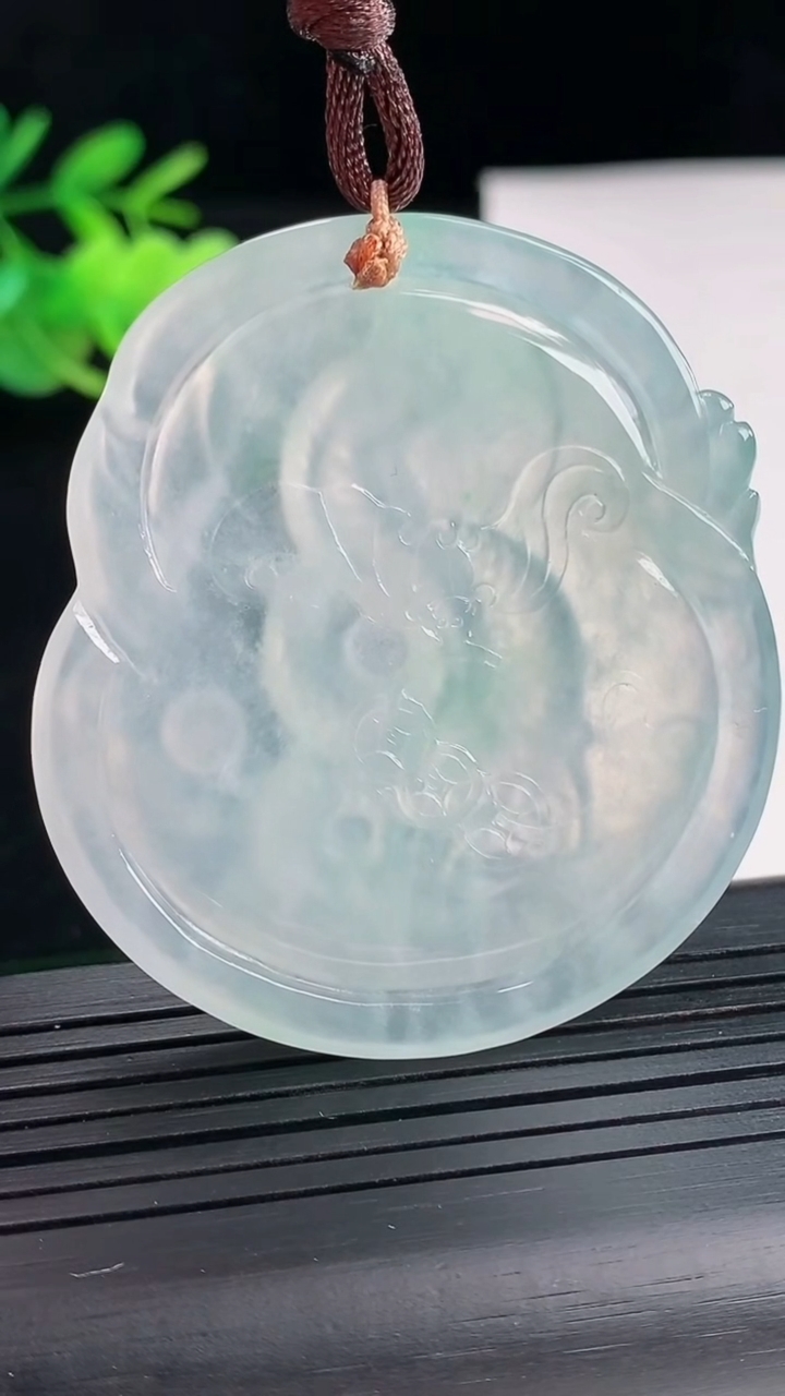 天然A货翡翠生肖蛇吊坠，尺寸51.6-46.5-4.6重量:25.58g
4月25日