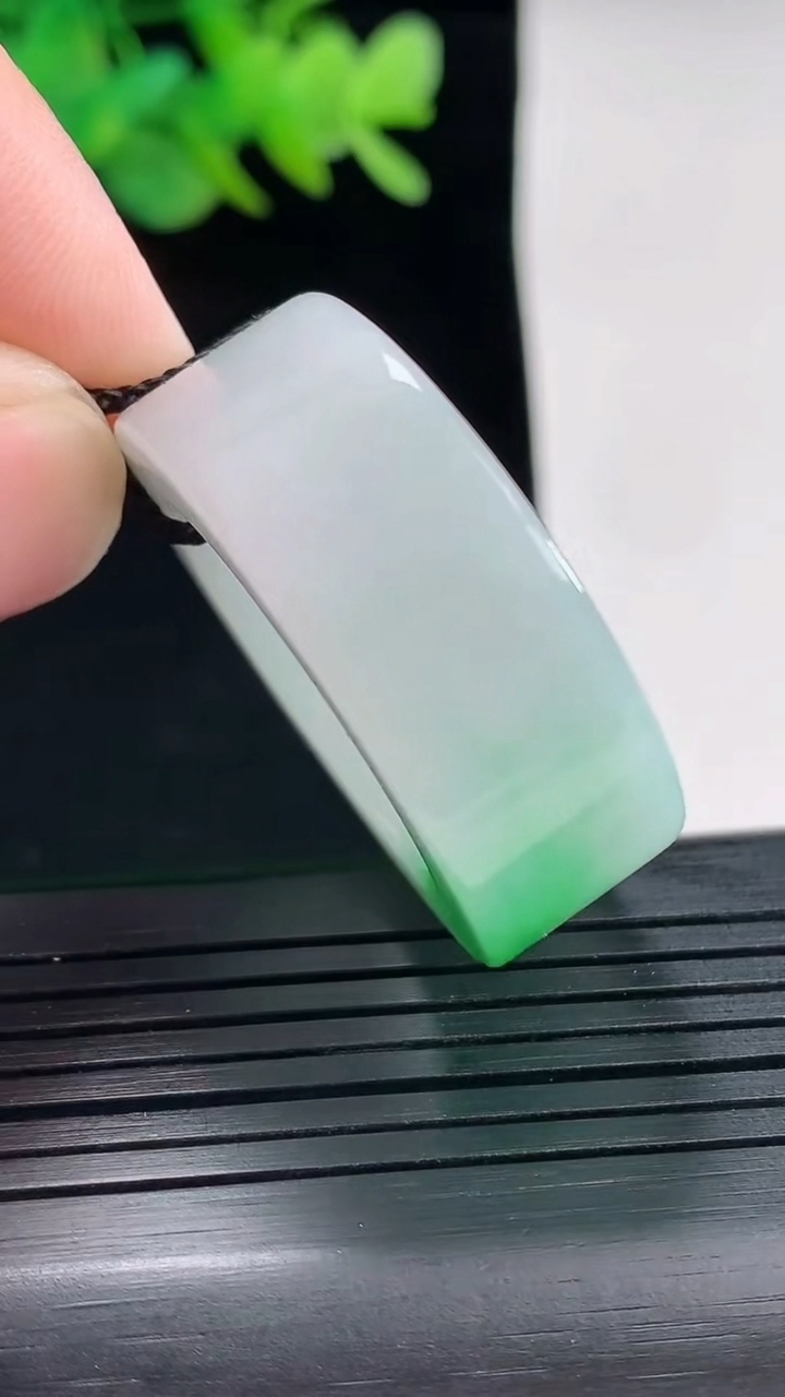 天然A货翡翠玉指环 扳指，尺寸22-12-6重量:21.53g2026年4月25日
工厂直销收藏佳品,种好水足，色泽均匀，有种有色，上手高大气！