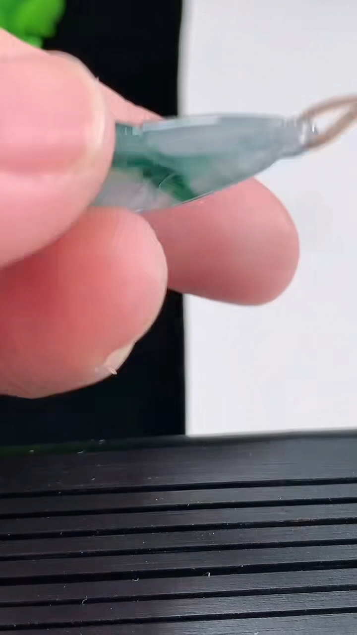 天然A货翡翠飘花金枝玉叶 叶子吊坠，尺寸46-18-4.6重量:5.62g
4月25日