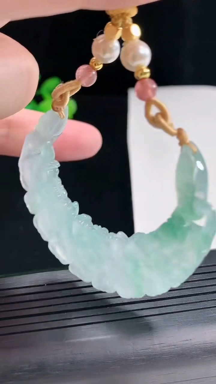 天然A货翡翠和和美美 荷花吊坠，尺寸56-18-4.6重量:16.99g
4月25日