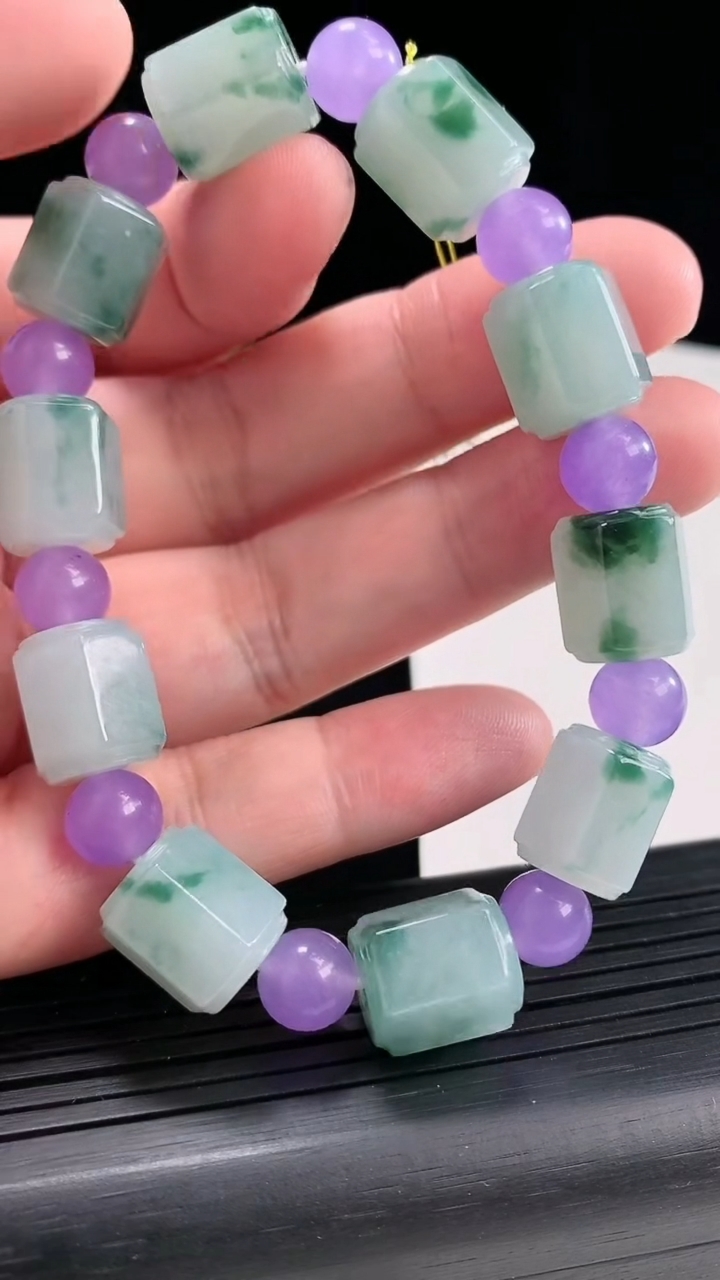 天然A货翡翠飘花路路通手串，尺寸13-11-10颗重量:46.99g4月25日
工厂直销收藏佳品,种好水足，色泽均匀，有种有色，上手高大气！