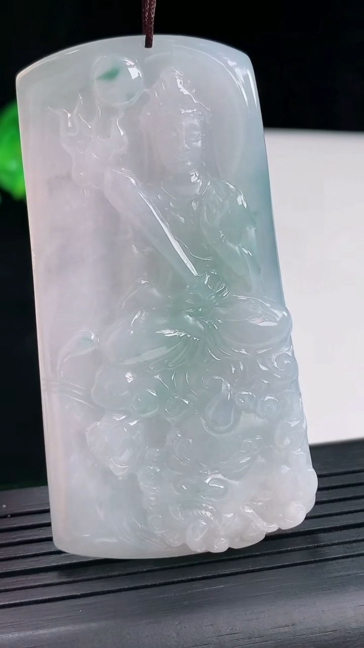 天然A货翡翠飘花文殊菩萨吊坠，尺寸67.6-36-6.8重量:32.63g
4月25日