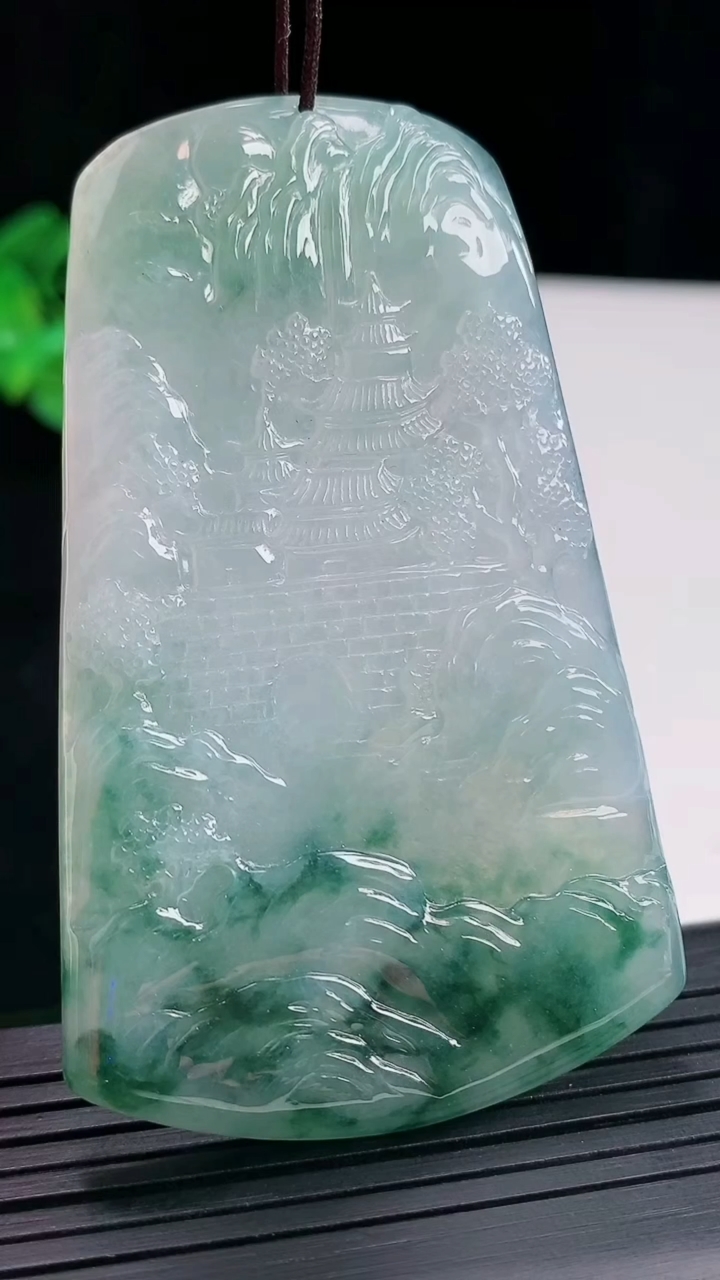 天然A货翡翠牌吊坠，尺寸71-43.6-5.5重量:42.12g
4月25日