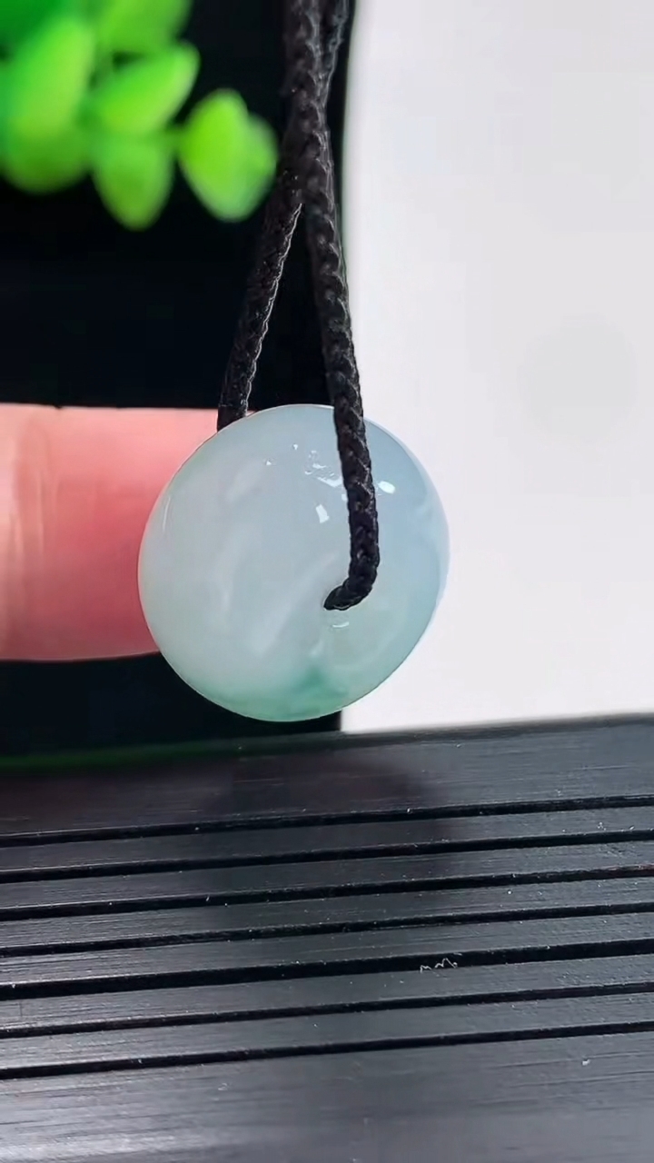 天然A货翡翠飘花路路通吊坠尺寸17.5-11.5重量:7.27g
4月25日