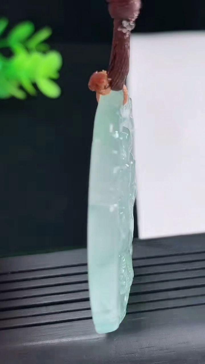 天然A货翡翠种飘花生肖鸡吊坠，尺寸44.5-44-5重量:20.53g
4月25日