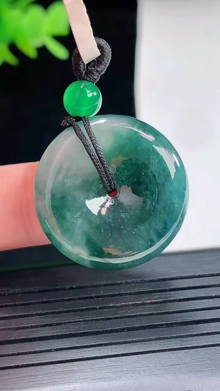 天然A货翡翠冰种飘花平安扣吊坠，尺寸25.5-5.2重量:8.28g
4月25日