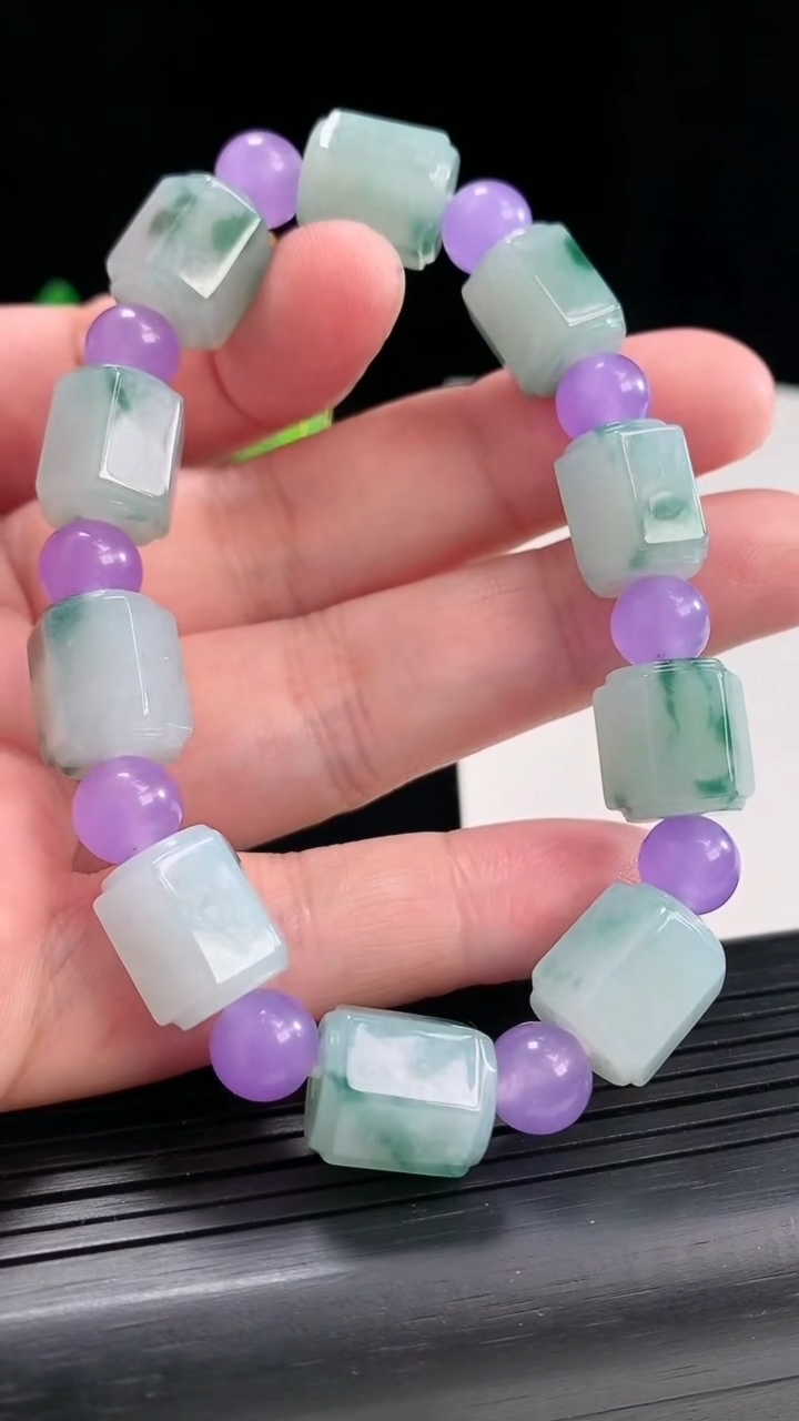 天然A货翡翠飘花路路通手串，尺寸13-11-10颗重量:46.99g4月25日
工厂直销收藏佳品,种好水足，色泽均匀，有种有色，上手高大气！