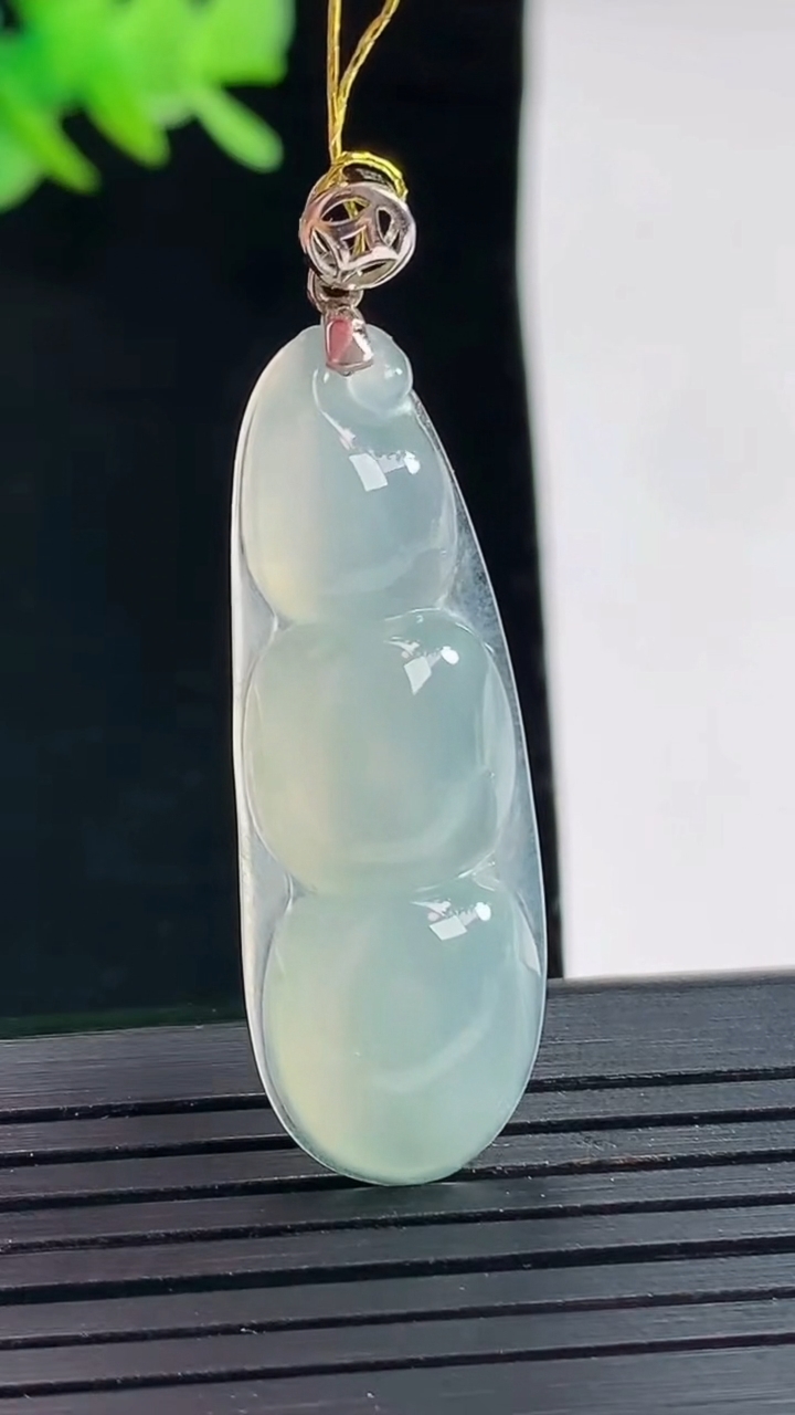 天然A货翡翠福豆吊坠，尺寸38-13-6重量:5.31g
4月25日