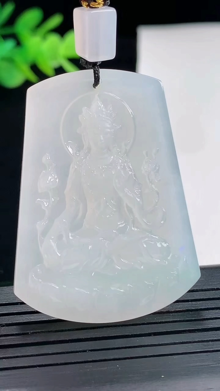 天然A货翡翠大势至菩萨吊坠，尺寸46.5-35-5重量:19.96g
4月25日