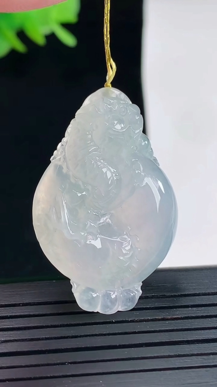 天然A货翡翠龙牌吊坠，尺寸38.5-25-7重量:11.08g
4月25日