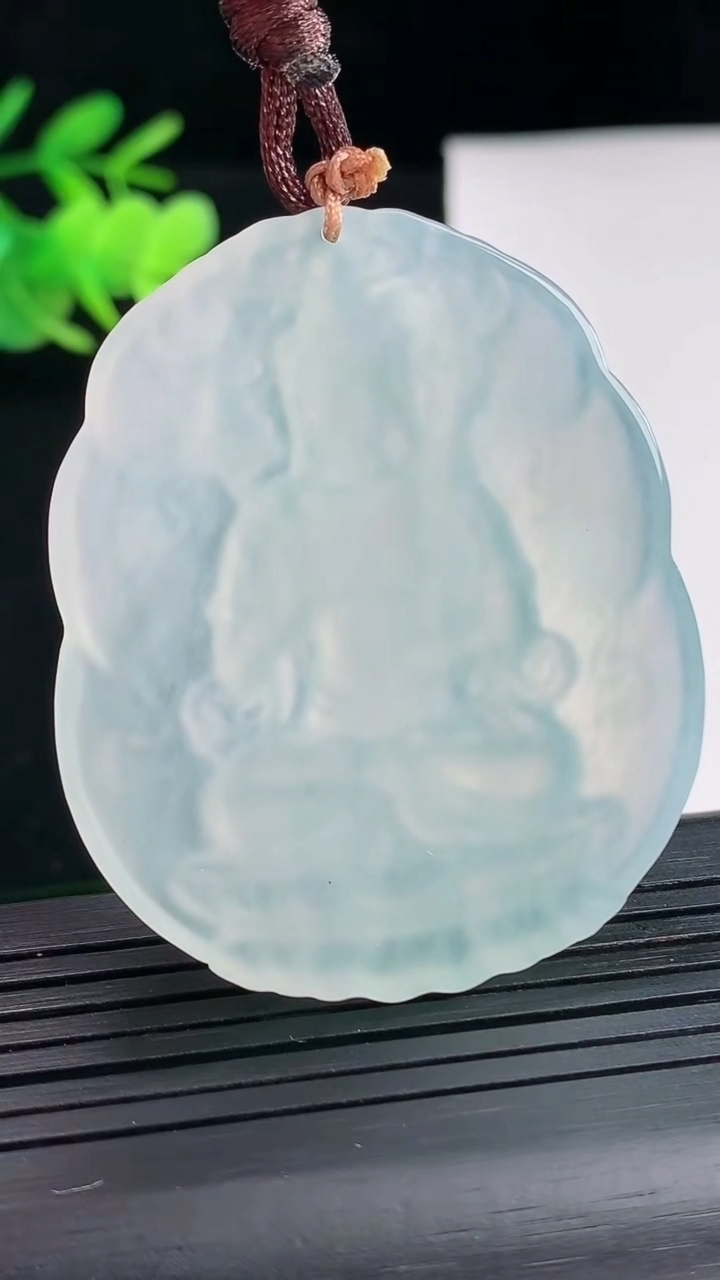 天然A货翡翠虚空藏菩萨吊坠，尺寸50-42.5-5.6重量:25.08g
4月25日