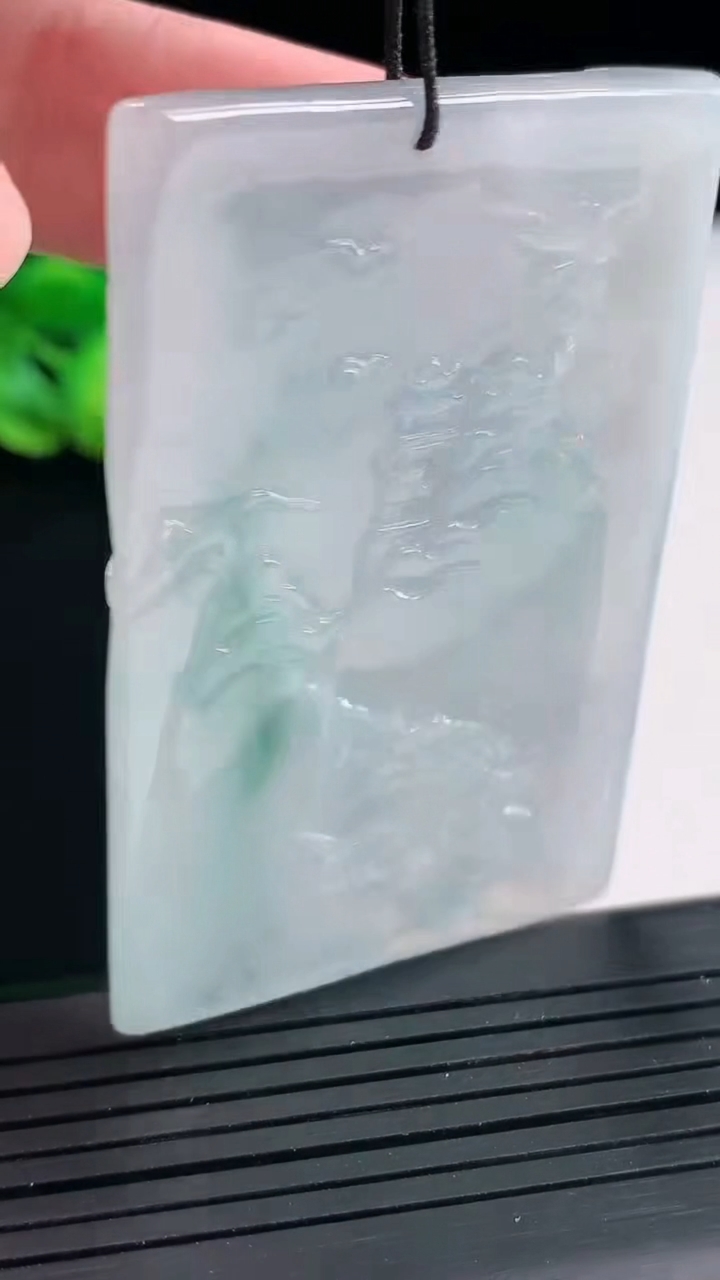 天然A货翡翠牌吊坠，尺寸59.5-39-6重量:32.18g
4月25日