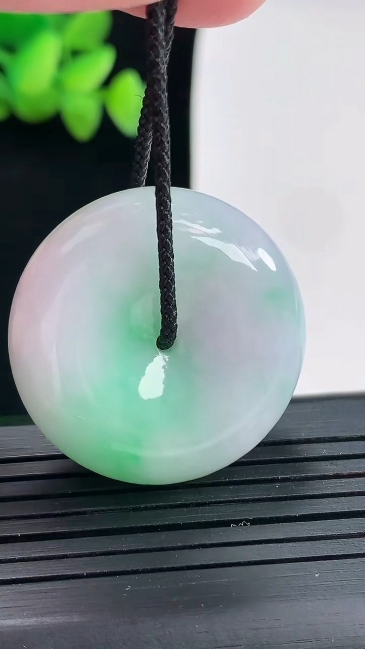 天然A货翡翠路路通吊坠尺寸30.8-11.8重量:23.61g
4月25日