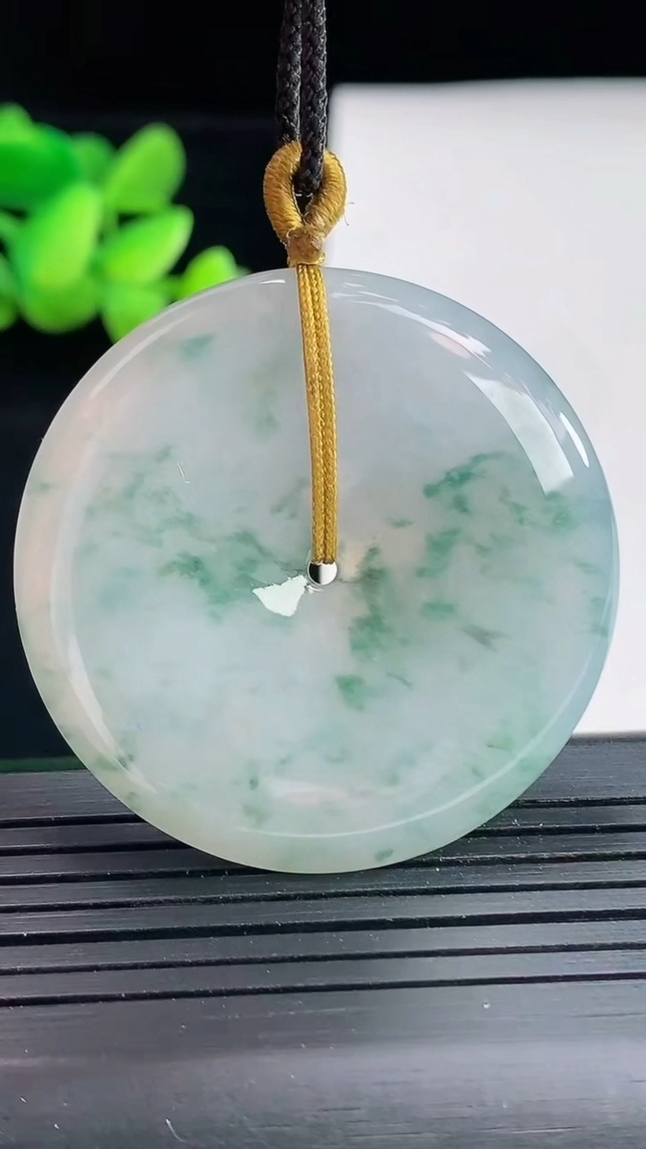 天然A货翡翠飘花平安扣吊坠，尺寸40.5-6重量:20.90g
4月25日